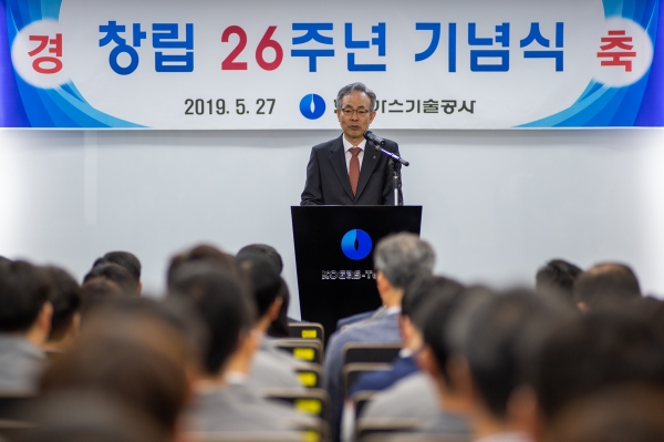 고영태사장 창립 제26주년 기념행사에서 축사 모습