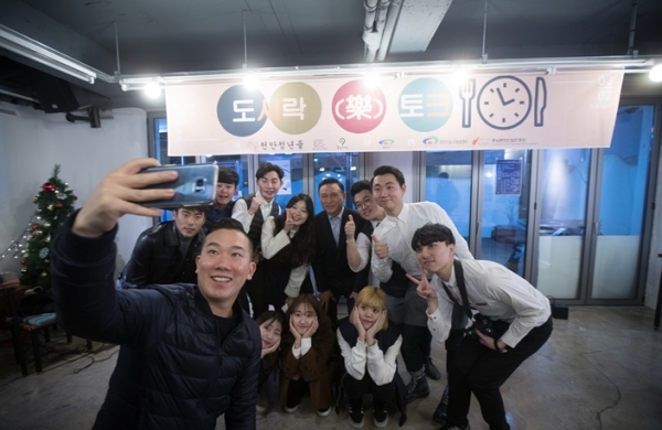 구본영 천안시장이 도시락(樂) 토크쇼에서 청년들과 셀카를 찍고 있다.