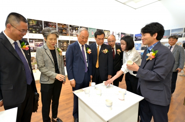 2019 한ㆍ중ㆍ일 국제교류작품전에서 내외빈이 전시 작품의 설명을 듣고 있다.(왼쪽 두 번째부터 백석대 정정미 학사부총장, 장택현 대학혁신위원장, 자싱대학 디자인학원 루헝신 학장)