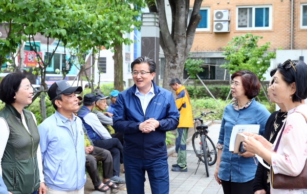 28일 궁동 일원을 방문한 정용래 유성구청장이 주민들과 만나 현장행정 모습