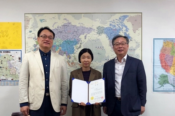 전국 창업아이디어 공모전에서 최우수상을 받은 한남대 경영정보학과 대학원 오소진 학생(중앙)과 지도교수인 송희석(우측)·김재경 교수