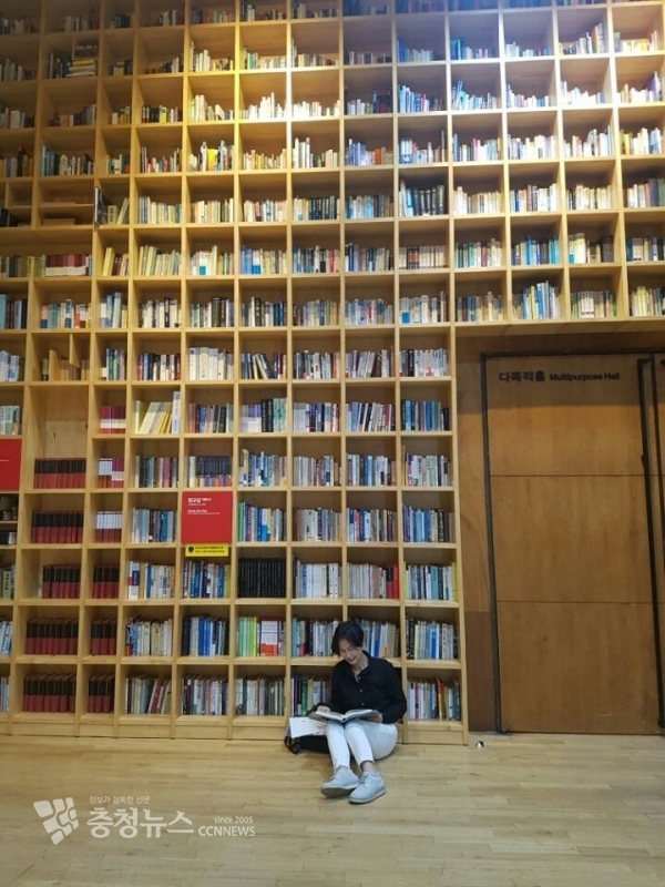 책으로 가득한 서재