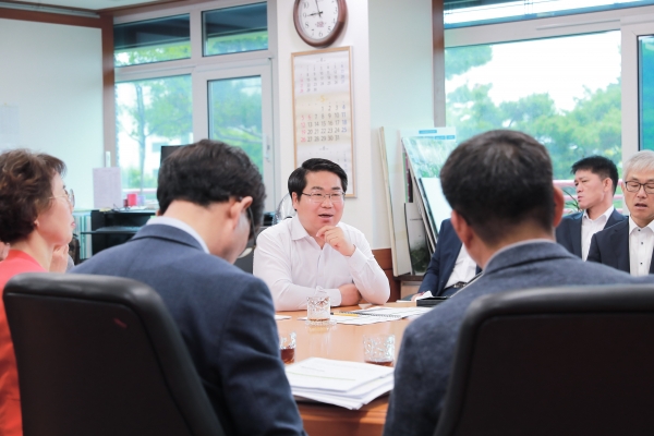 희망더하기 대화가 시작되는 날, 오세현 아산시장 주재로 국소장 회의가 열리고 있다.