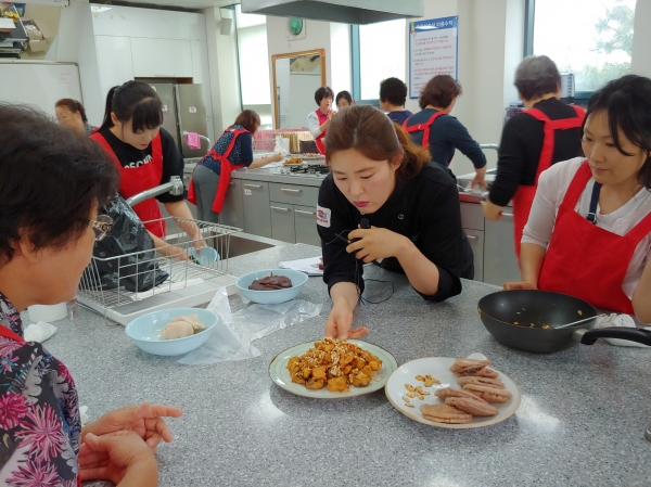 청양군, 대표 전통 먹거리 ‘구기자 수수부꾸미’ 개발 모습
