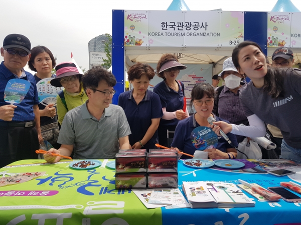 한국축제여행박람회 청양군 홍보관에서 구기자 열매를 옮기는 ‘구기자 알 옮기기’에는 외국인까지 큰 관심