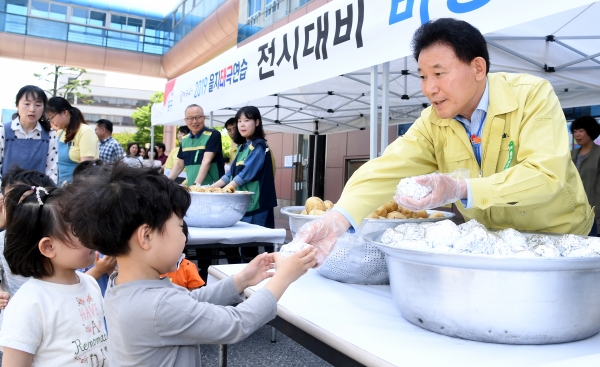 대전 중구,전시 비상급식 체험훈련에서 배식을 하고 있는 박용갑 청장