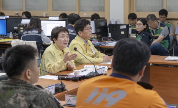 박정현 대덕구청장이 오전 9시 구청 중회의실에 마련된 을지태극연습장에서 구 공무원과 군부대, 경찰 등 유관기관이 참여한 가운데 최초상황보고회 및 전시현안과제 토의를 주재하는 모습