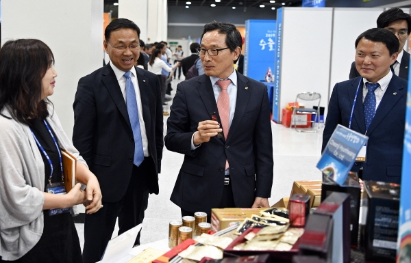 수출상담회 홍보관을 둘러보고 있는 aT 이병호 사장(왼쪽에서 세번째), aT 신현곤 식품수출이사(왼쪽에서 두 번째)