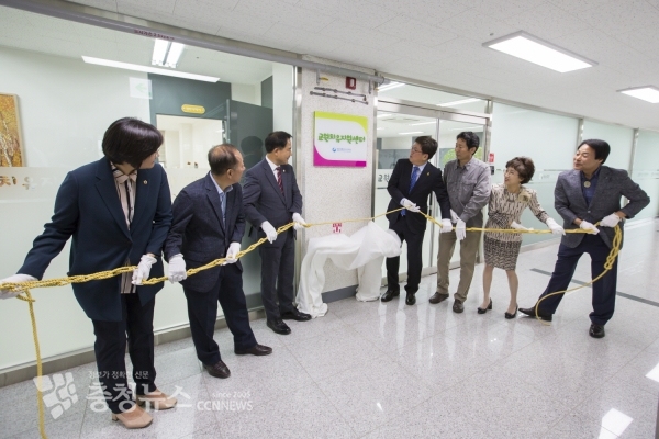 내빈들이 현판 제막식을 진행하고 있다.