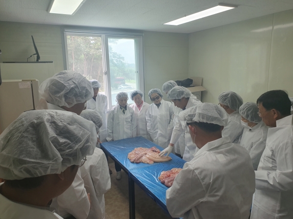 충북농업마이스터대학 축산과 학생들이 가축번식에 대한 설명을 듣고 있다