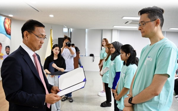 임명장 수여식(왼쪽에서 첫번째, aT 신현곤 수출이사)