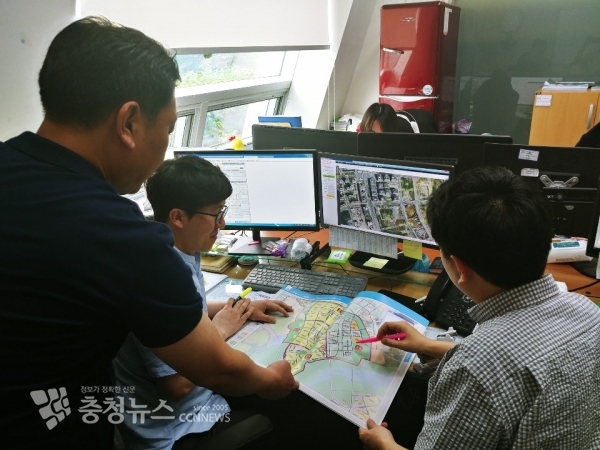 세종시 토지정보과 이관형 팀장을 비롯한 직원들