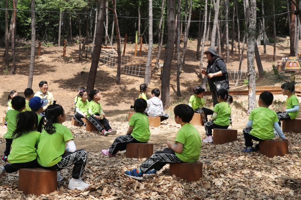 부춘산 유아숲체험원에서 어린이들과 숲체험 교육중인 모습