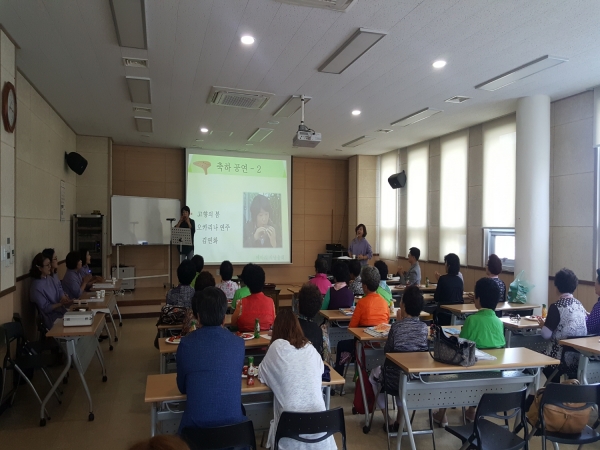 홍산공공도서관 메아리 창단 기념공연 장면