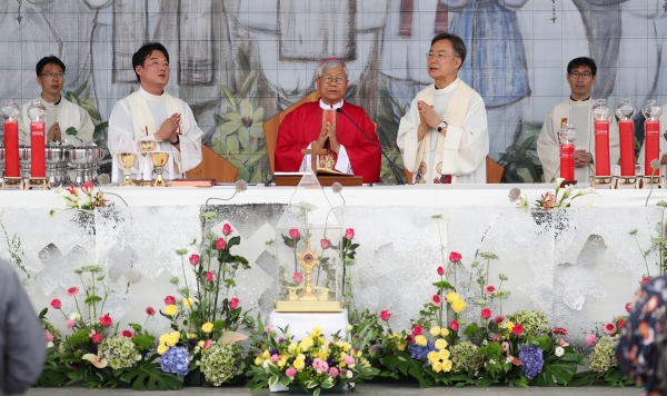 카톨릭 공직가족 피정대회-유흥식 주교 미사집전 모습