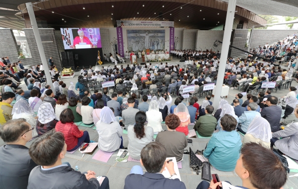 카톨릭 공직가족 피정대회-유흥식 주교 미사집전 모습