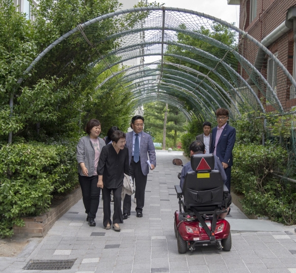 박정현 대덕구청장이 법1동 관내 도보순찰 중 주민과 인사를 나누는 모습