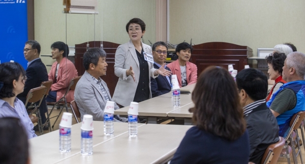 동 자생단체 회원 등 주민들과 법1동행정복지센터에서 동 현안에 대한 의견을 나누는 모습