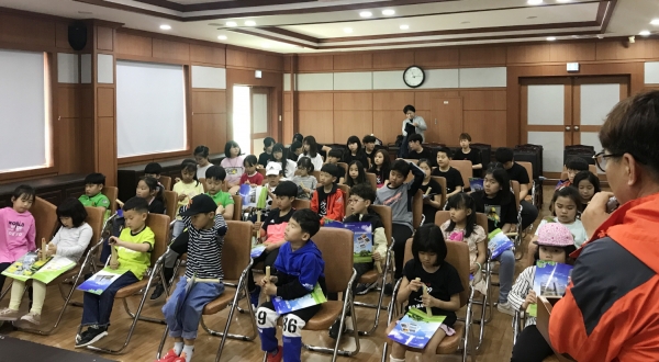태안군환경관리센터 ‘환경학습장’에서 교육을 받고 있는 삼성초 학생들 모습.