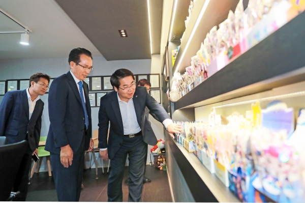 데코리아제과(주)의 생산 제품을 살펴보는 오세현 아산시장