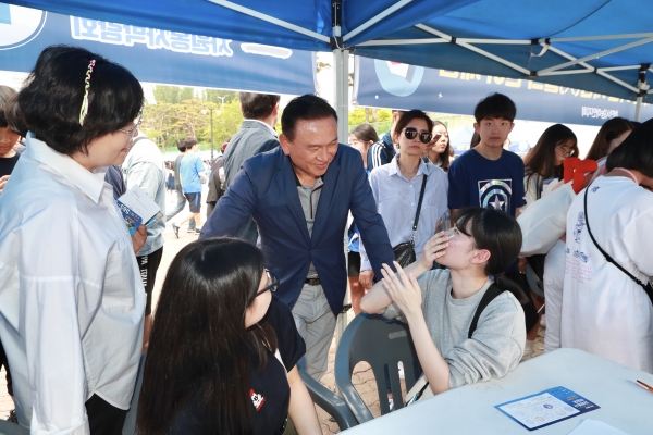 지난 1일 천안종합운동장 오륜문광장에서 구본영 시장을 비롯한 주요 내빈과 자원봉사 관계자 등 8,000여명이 참석한 가운데 성황리에 개최