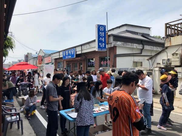 장항 6080 뉴트로 여행 만끽 축제 성료(골목놀이터에서 축제를 즐기는 관광객).
