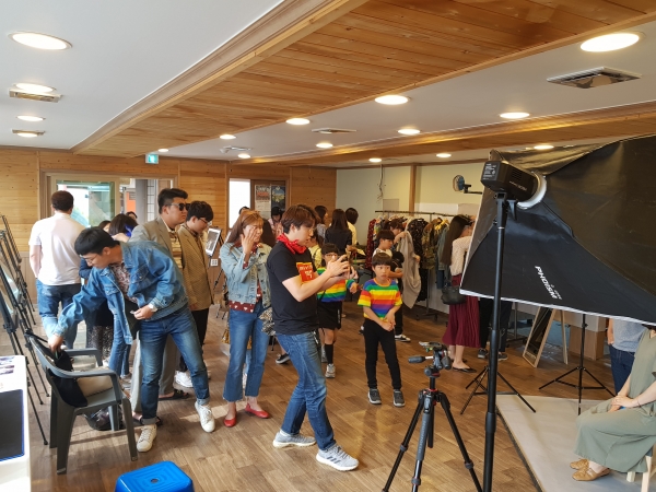 장항 6080 뉴트로 여행 만끽 축제 성료(추억사진관에서 6080복장을입고 사진을 찍는 관광객들)