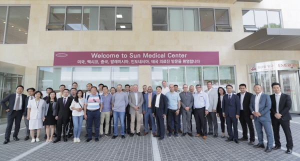 유성선병원을 찾은 방문단이 견학 일정을 마치고 단체사진을 촬영하고 있다.