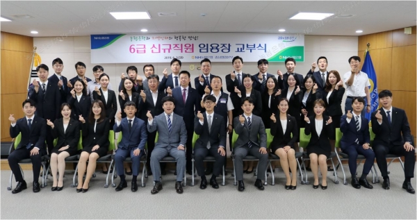 조두식 본부장(2번째줄 왼쪽부터 6번째)와 류병관 충남세종노조위원장(2번째줄 왼쪽부터 7번째)이 신규임용직원 27명과 기념사진