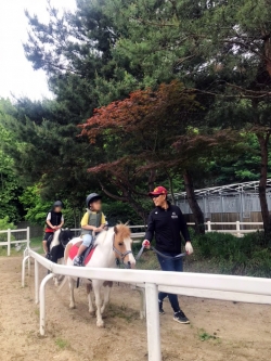 1일, 천양원에서 대전복용승마장을 찾아 어린이 승마체험을 하고 있다.