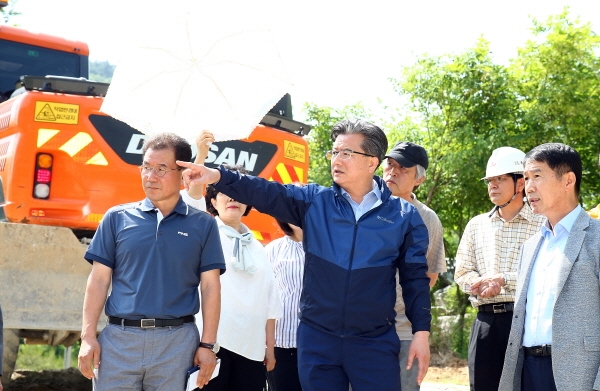 정용래 유성구청장이 3일 주민들과 함께 해랑숲근린공원과 반석천의 재해복구 현장을 찾아 현장행정 실시