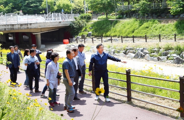 정용래 유성구청장이 3일 주민들과 함께 해랑숲근린공원과 반석천의 재해복구 현장을 찾아 현장행정을 실시
