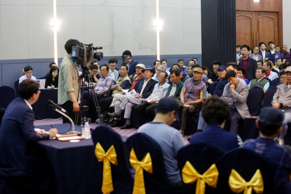 시민 300여 명이 참석한 가운데 터미널이전⦁수석지구도시개발에 관한 시민 토론회가 진행 모습