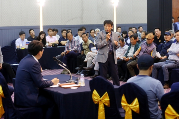 시민 300여 명이 참석한 가운데 터미널이전⦁수석지구도시개발에 관한 시민 토론회 진행