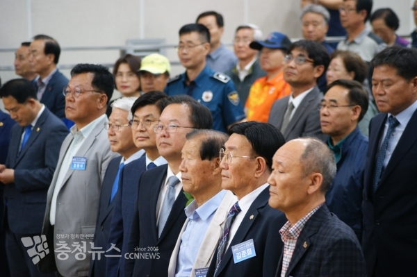 참석자 애국가 제창