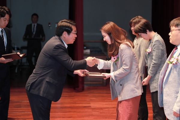 시민 유공자를 표창하는 오세현 아산시장