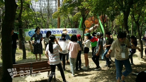 4일 세종시 원수산 일원에서 진행한 세종자연관찰탐구대회에 참여하고 있는 세종시 학생들의 모습