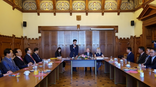 공주시-크라쿠프시 면담 (중앙 왼쪽 김정섭 시장, 중앙 오른쪽 제르지 무지크 부시장)