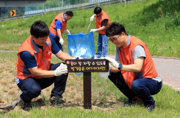 한국타이어앤테크놀로지(주) 금강로하스 자연사랑 캠페인 진행 모습