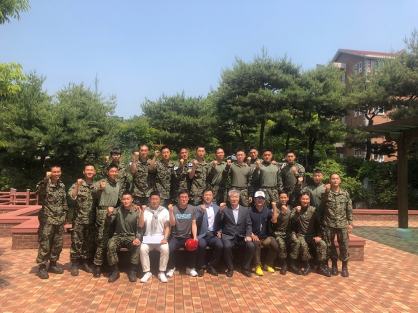 특전사 임관식 후 단체사진