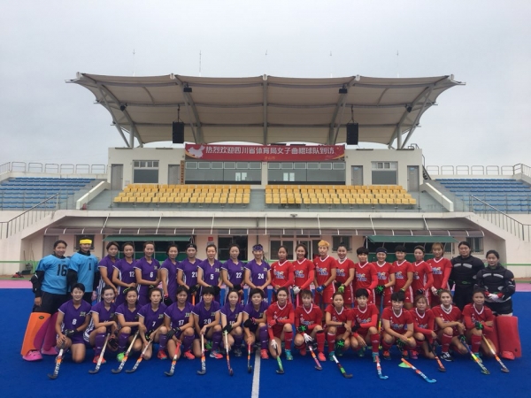 선장학선하키장, 중국사천성 하키팀과 시청팀간 교류훈련후 단체             기념촬영
