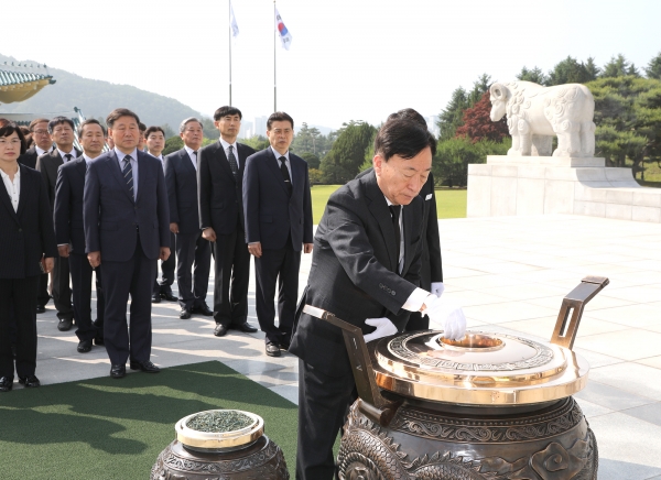현충원 참배에 나선 설동호 교육감과 대전교육청 직원들