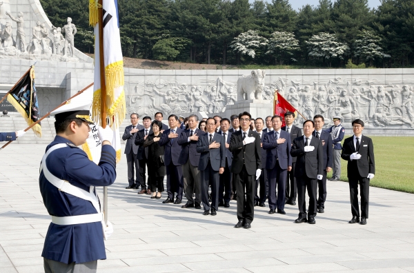 현충원 참배에 나선 설동호 교육감과 대전교육청 직원들