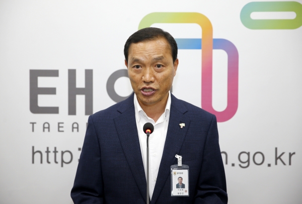 5일 정례브리핑 중인 구승회 교육체육과장.