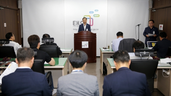 5일 정례브리핑 중인 구승회 교육체육과장.