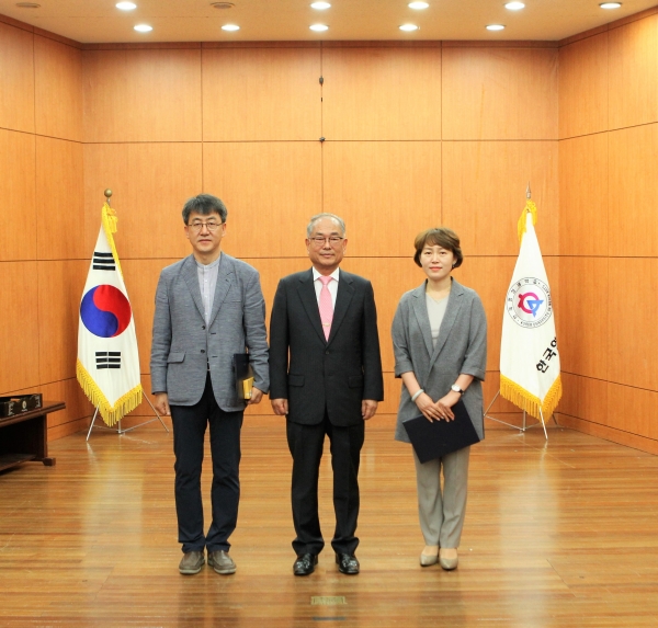 K-VISION 포럼에서 유재원 총장(가운데), 안종찬 교수(왼쪽), 박금청 교수(오른쪽) 기념 촬영