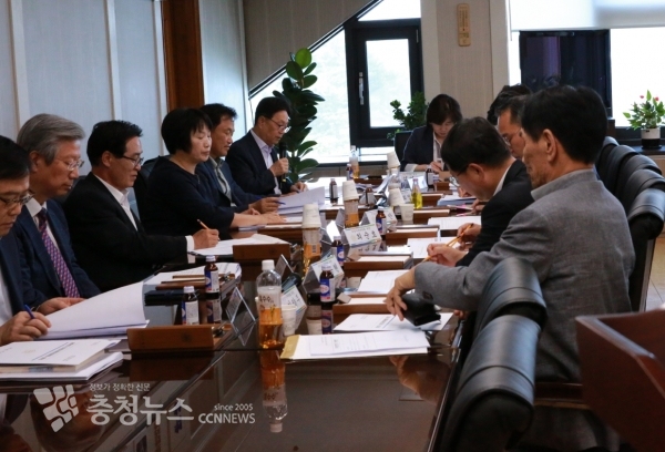 오종환 의정자문위원장이 의정운영의 바람직한 방향정립 및 조례안 심의에 대한 사항 등을 검토하며 토론