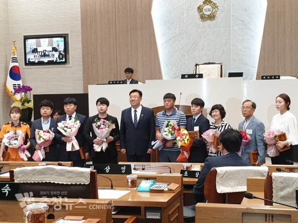 김기재 당진시의회 의장, 수상자와 함께 기념 촬영 / 충청뉴스 최형순 기자