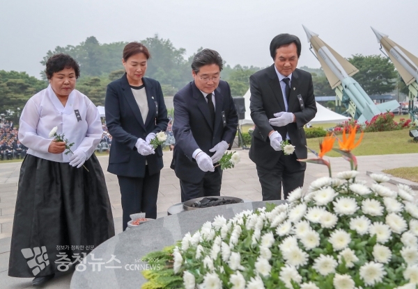 김홍장 당진시장 현충일 추념식 헌화 / 충청뉴스 최형순 기자
