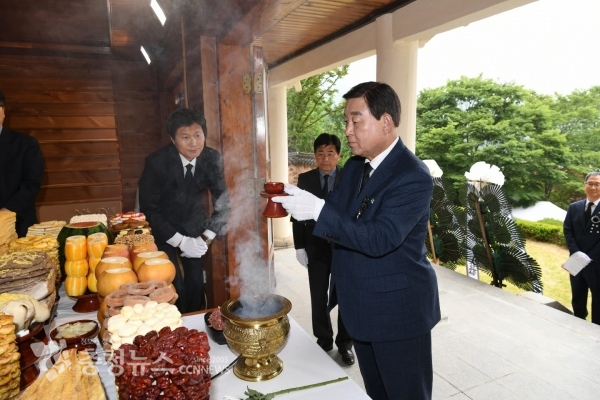 황선봉 예산군수 헌작